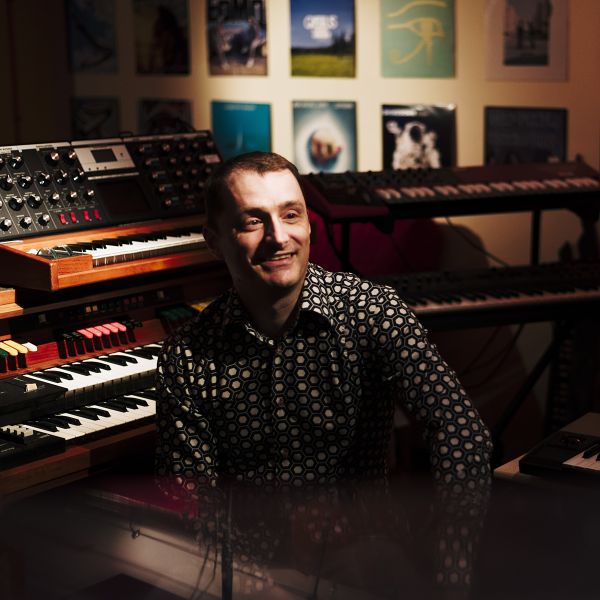 Photo de Juan Escribano en 2019 dans son studio. Photo de Juan Escribano dans son studio
