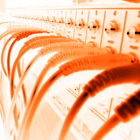 Panneau d'interconnexion de câbles audio. Face avant d'un panneau d'interconnexion de câbles audio.